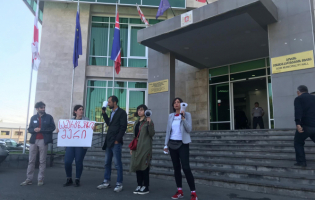 ,,სირცხვილიას" წევრები გორში აქციას მართავენ - ,,სამარცხვინო მერი"