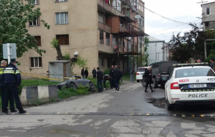 გორში ჩოჩიშვილის ქუჩაზე მანქანა გზიდან გადავარდა