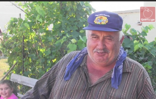 ორი წლის წინ შეკეთებულ კოტეჯში თამადა ყანწიანად იატაკში ჩავარდა