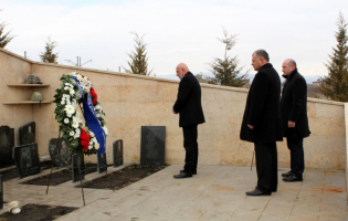 დღეს გუბერნატორმა შინდისის მემორიალი გვირგვინით შეამკო