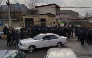 გორში ,,სამოქალაქო მოძრაობის" წევრებმა მაჟორიტარი დეპუტატის წინააღმდეგ აქცია გამართეს