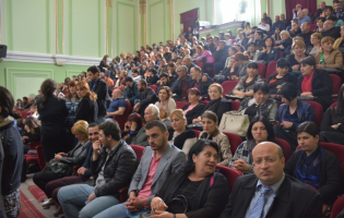 საკონსტიტუციო ცვლილებების განხილვაზე ,,ქართული ოცნების" მხარდამჭერები და საჯარო მოხელეები ჭარბობენ