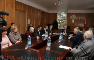 თიბილოვი ახალგორის რაიონში ადგილობრივ წარმომადგენლებს შეხვდა