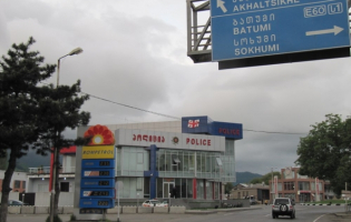 ხაშურში ქალმა მამაკაცი ცივი იარაღით დაჭრა