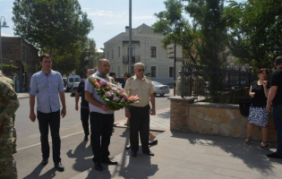 К мемориалам в память о жертвах августовской войны были возложены венки 