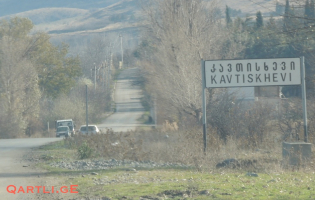 კავთისხევთან ავტომანქანა ხრამში გადავარდა