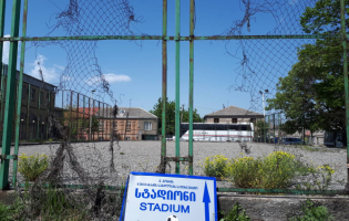 ფოტო: მოქალაქეებმა გორში წმინდაწყალზე მინი სტადიონს სახელი ,,შეუცვალეს"