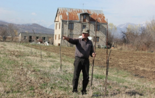 Илья Беруашвили из Дици зарегистрирует участок, считающийся оккупированной землей