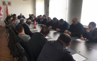 კასპის საკრებულოს წევრებმა მერის გადადგომის ფაქტი ცნობად მიიღეს