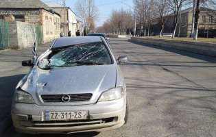 პირველ სკოლასთან ,,ოპელი" სატვირთო მანქანას დაეჯახა