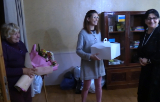 გორში მყოფ უკრაინელებს საკრებულოს წევრებმა დედის დღე მიულოცეს