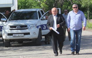 კასპის გამგებელმა საჯარო შეხვედრები დახურა - ,,შავ-სათვალიანი" მაკონტროლებელი