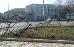 შავი მერსედესი ფიგურირებს სამხატვრო სკოლის ღობეზე შეჯახების ფაქტზე