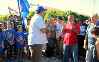 თემურ ხუბულური გორის მუნიციპალიტეტის მაჟორიტარობის კანდიდატი კომპაქტურად ჩასახლებულ დევნილებს შეხვდა (R)
