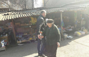 ხელისუფლების წარმომადგენლების სარვამარტო საჩუქრები ქალებს