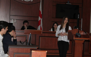 გორის სასამართლოში მოსწავლეებმა იმიტირებული პროცესი ჩაატარეს