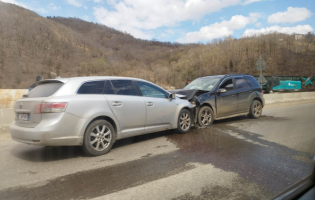 რიკოთის უღელტეხილზე ორი ავტომანქანა ერთმანეთს ხიდზე შეეჯახა