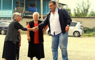 თემურ ხუბულური გამყოფი ხაზის მიმდებარე სოფლების მოსახლეობას შეხვდა (R)