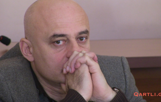 რესტორანში ნაცემი საკრებულოს წევრი თანაგუნდელებმა მოინახულეს