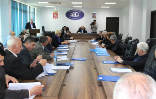 10 000-ლარიანი მიკროფონები საკრებულოში -  რაიონის დეპუტატები ერთმანეთს ხმას ვერ აგონებენ