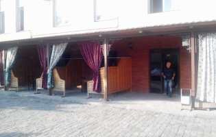 ვალერი გელაშვილმა საკრებულოს წევრები ,,პაპას დუქანში" დაპატიჟა