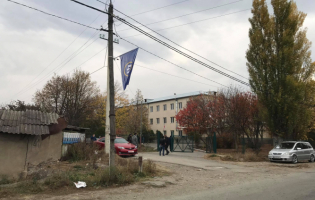 სკრის საარჩევნო უბანთან ,,ქართული ოცნების" დროშები გამოფინეს