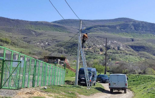 ქარელის სოფელ ღვლევში მინისტადიონის განათების სამუშაოები დასრულდა