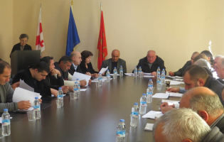 ,,დაგვცინი და გვამასხარავებ" - დაუპატიჟებელი სტუმარი ქარელის საკრებულოს ,,სუფრაზე"