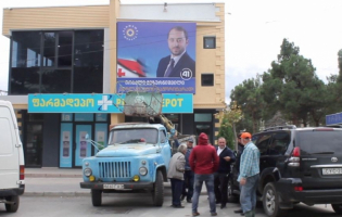 ,,კეთილმოწყობის" სამსახურის მუშები ,,ოცნების" კანდიდატს უფასოდ მოემსახურნენ