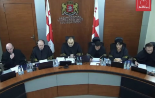 „ქართული ოცნების" 88 დეპუტატი ხუთი ოპოზიციური პარტიის აკრძალვას ითხოვს.