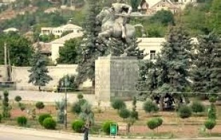კასპის ცენტრალური სკვერი ფერადი ბუშტებით მოირთვება
