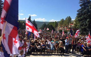 სტალინის სახლ-მუზეუმის სკვერში ამომრჩევლებისთვის 1 100 სკამი დადგეს
