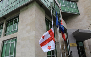 გლოვის ნიშნად გორში დროშები დაუშვეს