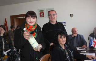 საკრებულოს წევრებს სხდომაზე ამღვრეული წყალი დასალევად მიუტანეს
