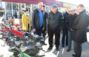 სოფლად განსახლებულმა დევნილებმა მოტობლოკები და სასოფლო ტექნიკა მიიღეს