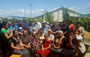 ბადრი ბასიშვილი ხურვალეთის კოტეჯებში დევნილებს შეხვდა