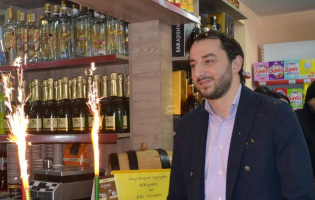კასპის მაჟორიტარი დეპუტატი რაიონში ყოფნისას მანქანას ბიუჯეტის ფულით ქირაობს