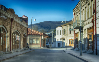 გუბერნატორმა მეწარმეებს ,,მეორადი მაღაზიების" ქუჩაზე ფართების ქირაობა შესთავაზა