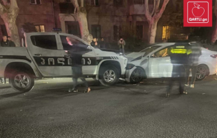 გორში გვიან ღამით პოლიციის ,,პიკაპი" მოქალაქის ავტომობილს შეეჯახა