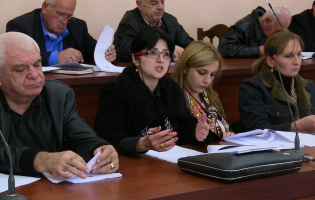 რა უნდათ ,,უდიპლომო" კონკურსანტებს ატესტაციაზე - დებატები საკრებულოს სხდომაზე