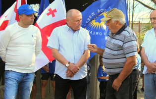 იოსებ მაკრახიძე თორტიზისა და ბერბუკის დევნილთა ჩასახლებაში მოსახლეობას შეხვდა (R)
