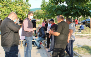 გორის მერობის კანდიდატი კოტე ანანიაშვილი ვერხვების დევნილთა დასახლებაში მოსახლეობას შეხვდა [R]
