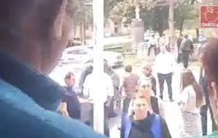 ვითარება საარჩევნო უბნის შენობასთან