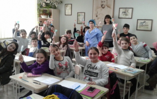 11-летнего изготовителя леденцов на палочке Георгия Шешаберидзе пригласили в Горийскую школу №9