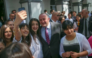 პრეზიდენტმა გორის უნივერსიტეტის სტუდენტებს საარჩევნოდ აქტიურობისკენ მოუწოდა
