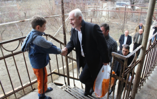 შიდა ქართლის გუბერნატორმა მრავალშვილიან ოჯახებს საჩუქრები მიუტანა