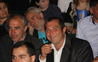 ყრილობებზე კანდიდატები ერთი და იგივე შინაარსის ტექსტებს კითხულობენ (Video-ფაქტი)