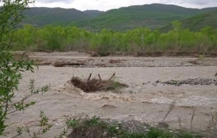 მდინარე ქსანმა თვაურებში ელექტრობოძები წააქცია