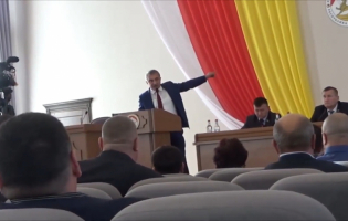 დე-ფაქტო სამხრეთ ოსეთის პარლამენტის 14  წევრი ანატოლი ბიბილოვის იმპიჩმენტს ითხოვს