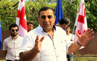 თემურ ხუბულური გორის რაიონის საბავშვო ბაღებისა და სკოლის პედაგოგებს შეხვდა (R)